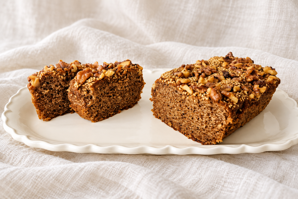 Bizcocho de especias con nueces y sésamo en porciones junto al bizcocho entero